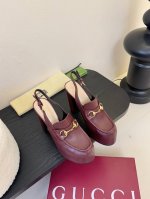 光面 石纹 Gucc* 经典春夏走秀马衔扣 恨天高防水台高跟凉鞋 G家在体现高级感这块 总让人大写的服气 看起来蛮简单的款式 但上脚就莫名很高阶 非常性感 让你