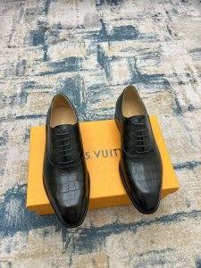 louisvuit～ 码数:38-45 L 家官网同步新品男士高端商务正装皮鞋，顶级原单级别复刻，楦头反复调试，选用进口小牛皮设计，古法手工擦色改色工艺，水染牛