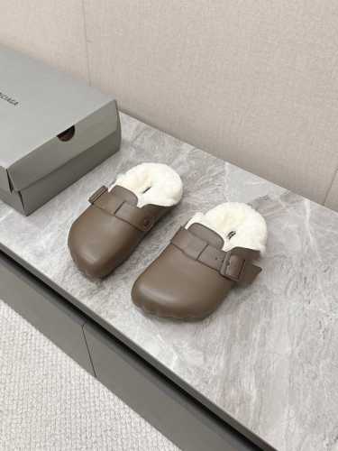 男装10 BALENCIAGA巴黎世家情侣款勃肯拖 出毛里了 Sunday Suede Mule五指勃肯24秋冬秀款勃肯凉拖，五个冲动的脚指印太可爱了，脚感也很