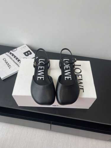 Loewe 罗意威 25Ss春夏最新款 平底 时装凉鞋 今年超火的品牌 好多明星网红时尚博主种草 喜欢这种风格的小仙女必须要入手哦 鞋头大头的设计 超级有味道