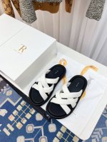 The Row 24新款交叉编织面包拖鞋增高厚底The Row 最大的特色是由剪裁考究的单品构成 融合了不会过时的别致设计与优质面料 因此The Row 品牌服