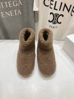 高版本出厂 Prada*普拉达2024ss秋冬新款直筒雪地靴羊毛短靴 时尚大方的设计呈现经典轮廓。不管面对任何场所 主场只属于你！ 面料：羊毛 内里：羊毛 五金