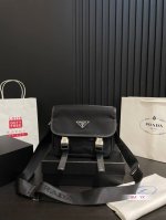 配盒 prada 普拉达 22新品帆布 邮差包 Logo五金原版一比一品质 内置隔层 炒鸡百搭实用的一款 喜欢的美妞赶快入手吧 店主推荐 质量超赞 尺寸：22*