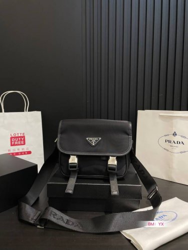 配盒 prada 普拉达 22新品帆布 邮差包 Logo五金原版一比一品质 内置隔层 炒鸡百搭实用的一款 喜欢的美妞赶快入手吧 店主推荐 质量超赞 尺寸：22*