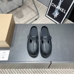 出厂: 独家顶级版本 Ugg~25Vs春夏爆款松糕厚底凉鞋系列 松糕厚底半拖 主打一个随心索性 简单大方不失优雅 夏天的专属浪漫！！ 面料:原版定制牛皮 内里:
