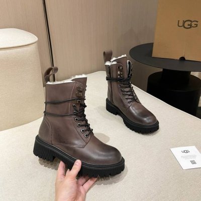 UGG. 2024独家首发马丁羊毛靴。爆款上市 材质：面料，头层进口小牛皮. 咖色.灰色上了雾腊 内里.垫脚.澳洲进口纯羊毛。 大底：独家私模。橡胶材质 工艺。