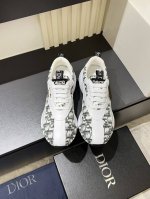 Dio* 可做无标 新品男士运动鞋、鞋面采用原版材料搭配牛皮面，以及由 Daniel Arsham 重新诠释的“Di*r”徽标装饰。鞋面顶部采用白色系带，与富有
