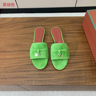Loro piana 代购级平底拖鞋。这款绒面拖鞋搭配饰有Loro Piana My Charms 吊坠的饰带，并饰以同色缝线。精致柔美，适合搭配都市和度假装束
