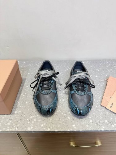miu Miu 缪缪 25Ss春夏新款 蛇纹系列 阿甘鞋 德训鞋 休闲鞋 秀场工艺来自Miu Miu系列的细节特写 新季的潮流要素一 与此刻挚爱的概念，多元对撞