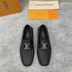 L家 经典豆豆鞋 Monte Carlo 莫卡辛鞋 作为路易～最具标志性的设计之一 一脚蹬乐福鞋此次选用柔软进口荔枝纹牛皮打造，为手缝鞋面点缀 Monogram
