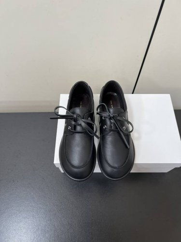The Row 小众潮牌 25Ss春夏新款 圆头系带 乐福鞋 单鞋 超级百搭 简直是衣橱里的万能钥匙 什么风格的衣服都能轻松Hold住 这双鞋子的设计真的超级棒
