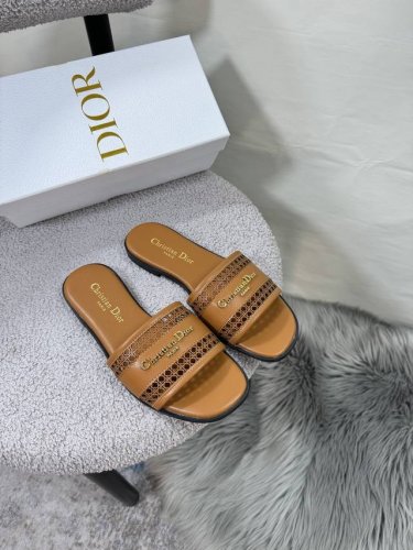 橙子出厂价p dior 迪奥春夏新款 镂空平底拖鞋 一字拖 休闲凉拖 搭配金色饰面金属 Dior 标志装饰 可搭配各式造型 彰显摩登风范 码数 34-42
