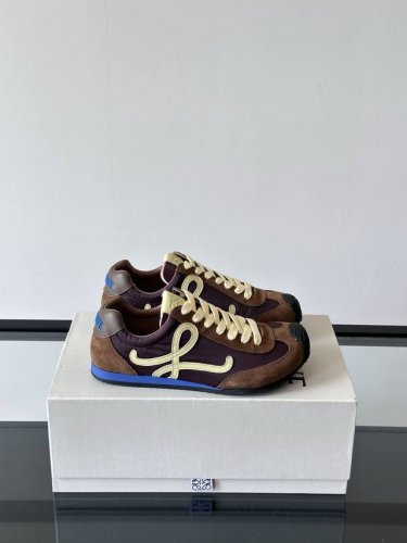 工厂P价 带扣子10 。 罗意威新版大头运动鞋Ballet Runner2.0芭蕾阿甘鞋，鞋头的设计更有趣味性，脚后跟设计新颖 柔软舒适，这款阿甘鞋会被评为年度