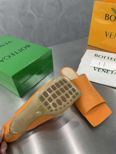 Bottega Venet*22*S葆蝶家方头㊣一字拖 橘黄 春夏大肆式主打 延伸鞋底超过脚长 原版开发 像一把“铲子” 有棱有角 定染彩色小羊皮鞋面 力求配色