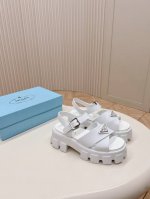 prada普拉达 春夏新款锯齿罗马编织厚底橡胶凉鞋 复古时髦前卫的轮齿55Mm 厚底鞋底搭配橡胶鞋面，让整双鞋轻便舒适 鲜艳色彩 满足不同风格时髦人士的多种选择