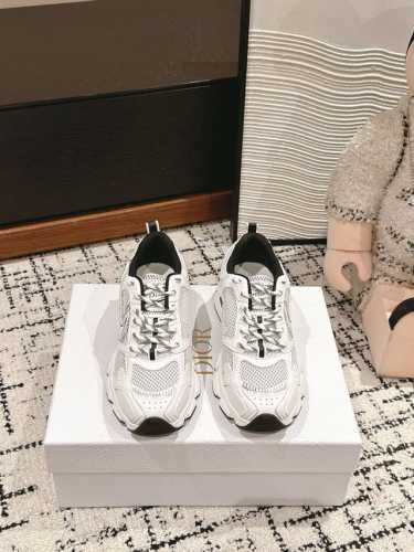 顶级品质 dior fw24 new arrival～ cd 2024 Chrono 运动鞋新品 看着一般，上脚贼好看绝绝子单品！ 每一个细节都是时髦焦点啊！关