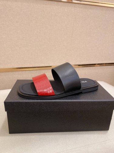 工厂p价 prada 拖鞋 顶级代购 男士春夏拖鞋专柜同步 鞋面意大利进口牛皮搭 标志图形高品质工艺 鞋底 原厂特供原版底 独家活动成型底超级舒适 原厂跟单货