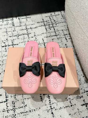 Miu Miu 缪缪 25 早春新品 专柜主打最新走秀款 蝴蝶结复古玛丽珍平底半拖火爆上新！ 缪家高货 顶级工艺打造精品质感 无敌舒适 绝对是一见钟情款！时尚百