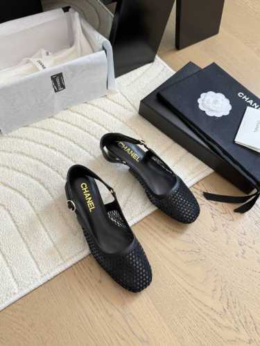 chanel 25C新品网面单鞋 原版1:1复刻 经典中的经典 无论搭配裤装还是裙装都是完美 小圆头的设计很好的修饰脚型 小仙女们必备！ 鞋面采用进口网面 内里
