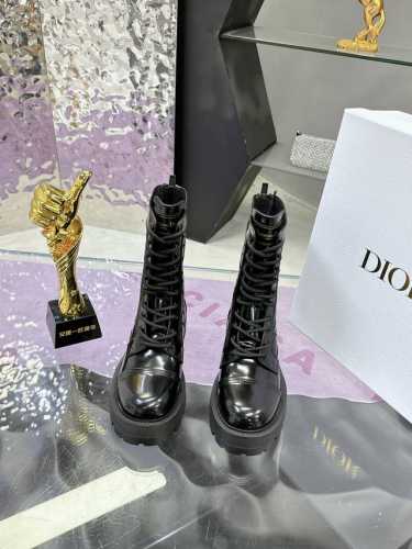 工厂价： Miss Dior 迪奥 刺绣短靴 CD 2024秋冬短靴 最新色高定D-Major全面皮压纹侧面拉链搭配上品牌logo独一无二的气质，脚感舒适。 面