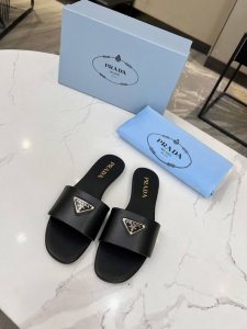 Prada 普拉达 2024新款拖鞋。三角LOGO标平底女鞋，码数：35一43真皮底 橡胶底