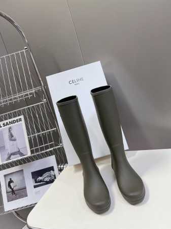 Celine 思琳秋冬新款 雨靴 趁着订单陆续开始出货 安排给大家！现在简直太抢手了，官网抢飞起来了 时尚果真是个圈～～兜兜转转又回来了，小时候我们打死都不穿的 - 点击图像关闭
