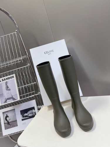 Celine 思琳秋冬新款 雨靴 趁着订单陆续开始出货 安排给大家！现在简直太抢手了，官网抢飞起来了 时尚果真是个圈～～兜兜转转又回来了，小时候我们打死都不穿的