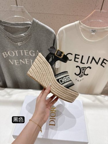 最新款坡跟凉鞋 原版開發 顶级品质. 各路时尚博主刷爆小红书~超时髦又充满高级感的单品 轻松打造造高端Look 原版牛皮3D刺绣面料 内里 垫脚混种羊皮 原版麻