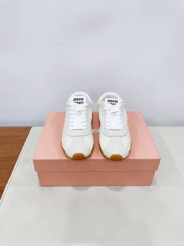 Miumi2025 早春走秀新款阿甘德训鞋芭蕾跳舞鞋， ，鞋面设计立体豆豆绣简单很随意不羁 复古颜值满分 又能体现单宁美感 整双鞋子设计简约时尚 上脚非常轻便而