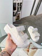 25ss普拉达爆款。经典鲮格设计，超软羊面皮。厚底设计。35-42码。