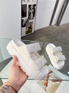 25ss普拉达爆款。经典鲮格设计，超软羊面皮。厚底设计。35-42码。