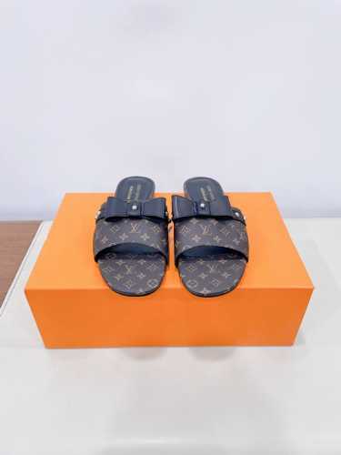 Louis Vuitton 路易威登春夏蝴蝶结时装拖鞋 春夏秀场出镜率最高的一款单品 超多名模上脚 简约大方非常百搭 鞋面采用原版牛皮； 全皮包裸纯手工缝纫鞋面