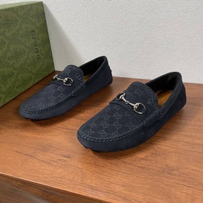 gucci 男士一脚蹬饰饰马衔扣男士驾车鞋驾车鞋豆豆鞋 历经时间洗礼的马衔扣元素如今已成为品牌经典元素，旨在致敬品牌马术本源。在这款牛皮革驾车鞋上，该符号元素以