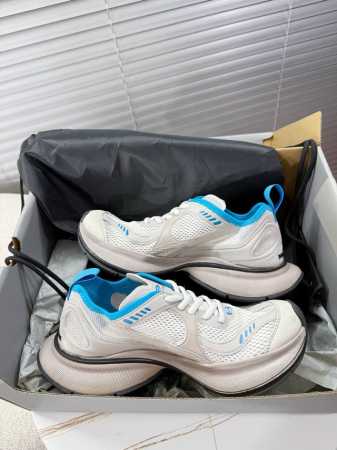 balenciaga 巴黎世家 Circuit情侣款运动鞋 上脚简直不要太舒服了 和3Xl相比简直是太轻便了 透气薄沙网面与轻量化减震大底结合 全新系列传承与经 - 点击图像关闭