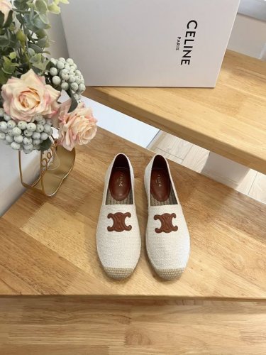 celine 赛琳 顶级代购货，最高版本，渔夫鞋 专柜 早春 新款 Celine羊羔毛字母渔夫鞋系列， 爆款单鞋，上脚很美。 购入正品原版Build。 正品级顶