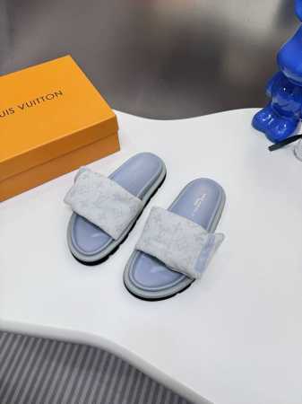 橙子出厂价p louis Vuitton 路易威登 Lv新款 魔术贴平底拖鞋 休闲凉拖 情侣款 专柜同步更新 鞋面采用独一无二的驴家独特面料 面料轻盈透气 超轻 - 点击图像关闭