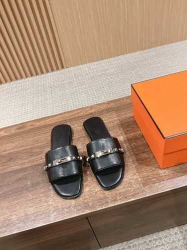 爱马仕新配色Kelly扣铆钉平底拖鞋 好穿百搭，夏日必备高端工具鞋 鞋面小牛皮&定制牛仔布面，小牛皮内里， 意大利进口牛皮底 Size：35-39 40 41定
