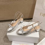 代购级别 迪奥 Dior 2025春夏高定系列新款 Ballet 标志性电绣藤格纹低跟芭蕾舞女鞋 可调节扣带正面饰有罗缎蝴蝶结 装饰性Cd树脂珍珠字母Logo珍