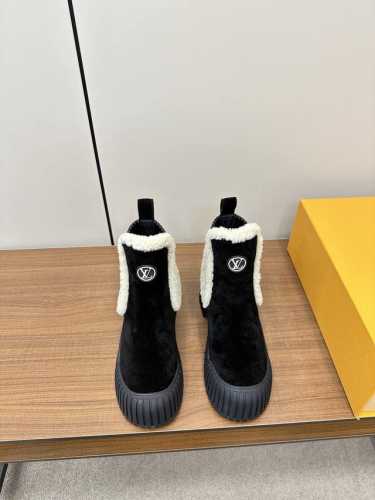 LOUIS VUITTON fw24 升级版切尔西短靴 lv ruby 短靴新品，2024爆款，哈哈新款的靴靴非常特别，平底靴在硬朗和柔美之间激发潮流魅力，可可