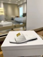 价格p： * 巴尔曼 春夏最新款走秀平底拖鞋 品牌巴尔曼由法国时装设计师 皮埃尔.巴尔曼 先生创立于1945年的老牌定制时装屋，与、并列成为二战之后的定制时装三