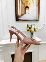 克洛施钻扣 Valentino.华伦天奴大V扣单鞋秘专柜最新系列 正品级版本 细节完美 正品一比一打造 所有细节正品一致 上脚非常修脚型 重点是很好非常好驾驭