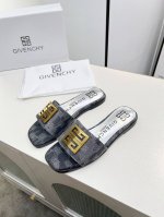 GIVENCHY 纪梵希露趾平底拖鞋出货了，带有品牌标志的金属饰扣与金属质感的银色皮垫搭配，高端大气上档次。鞋面头层牛皮，内里羊皮，35-40码。41-43码可