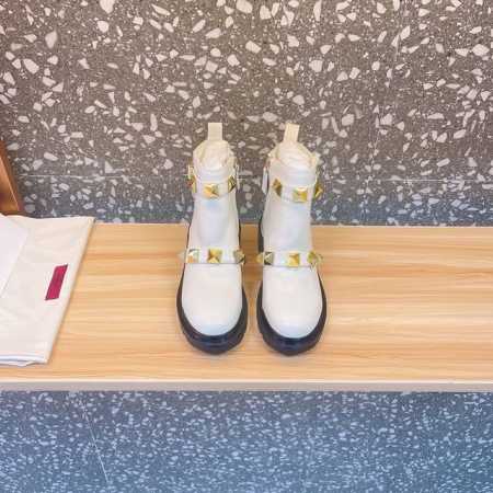 Valentino ONESTUD系统秋冬靴鞋也太好看了 特别有质感的五金衬托出满满的高级感 上脚后惊呆的美超级显脚瘦！简约气质款式！ 代购级别新一季不负期待！ - 点击图像关闭