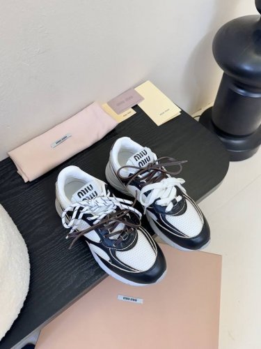 miumiu X Nb又有了新的联名球鞋 之前的Miu Miu X New Balance 联名鞋子火的一塌糊涂 这次又来了老爹鞋款 新的联名系列啦 不再是薄底
