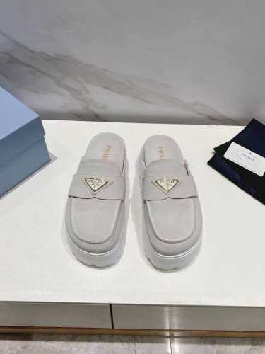 Prada 普拉达新款一脚蹬厚底勃肯包头半拖这款牛筋底上脚非常舒适，今年非常爆，穿上 增高 休闲两不误，清爽的表现足以表达对鞋子的个个细节的把控！小个子的福音