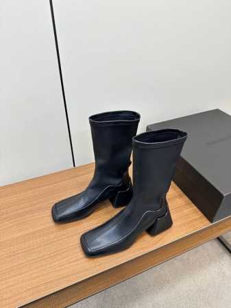 黑色弹力皮 Jil sander 吉尔桑达 24ss 粗跟方头 弹力短靴 。极简主义 柔软舒适矮跟鞋 时髦精绝对不能错过的必入款 没有任何繁杂装饰 质感极好的v - 点击图像关闭