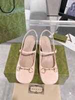 新品 女士水钻粗跟马衔扣后系带凉鞋 这款浅口鞋甄选漆皮打造 匠心融蕴经典马衔扣造型配件 圆头和可调节脚踝搭扣设计相得益彰 演绎学院风格 原版定制进口漆皮 内里定