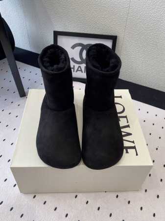 Loewe新款雪地靴 顶级版本 上脚非常舒适保暖 手感细腻柔软 今年爆款雪地靴 进口皮毛一体鞋面 Size:35-40 - 点击图像关闭