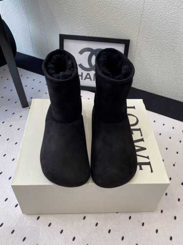 Loewe新款雪地靴 顶级版本 上脚非常舒适保暖 手感细腻柔软 今年爆款雪地靴 进口皮毛一体鞋面 Size:35-40