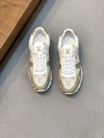Loui* Vuitto* X Nike 潮酷男士休闲运动鞋 配色无敌 设计思路基本上是延续 The Ten 的风格 Swoosh 车线 鞋舌标签视觉效果相当熟